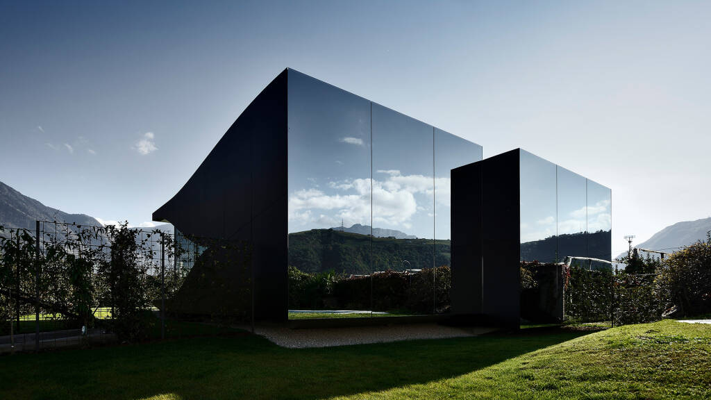 MIRROR HOUSE